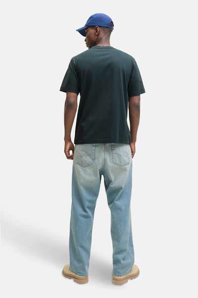 Groen T-shirt met korte mouwen van ORIGINALS BY JACK & JONES, gedragen met een lichtblauwe jeans en crèmekleurige schoenen.