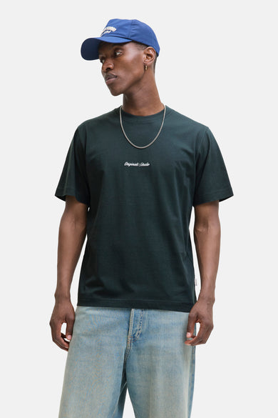 Donkergroen T-shirt met korte mouwen van Originals by Jack & Jones, met een ronde hals en een blauwe hoed.