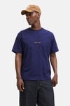 Blauw T-shirt met korte mouwen van ORIGINALS BY JACK & JONES, gedragen met een beige pet en een spijkerbroek.