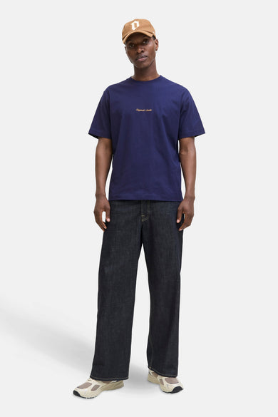 Blauw T-shirt met korte mouwen van Originals by JACK & JONES, gedragen met een wijde jeans en sneakers.