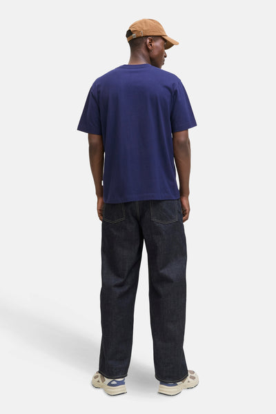 Blauw T-shirt met korte mouwen van ORIGINALS BY JACK & JONES, gedragen met een wijde jeans en een bruine pet.