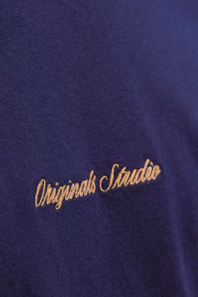T-shirt à manches courtes bleu par ORIGINALS BY JACK & JONES avec broderie dorée du logo.