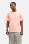 Roze T-shirt met korte mouwen van ORIGINALS BY JACK & JONES, gedragen met een wijde jeans en sneakers.