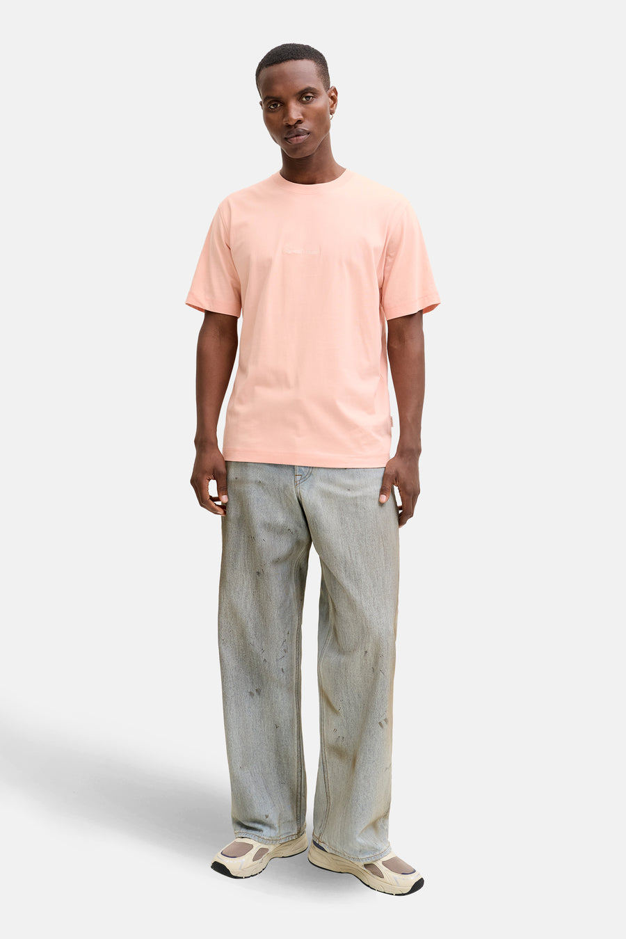 Roze T-shirt met korte mouwen van ORIGINALS BY JACK & JONES, gedragen met een wijde broek en sportschoenen.