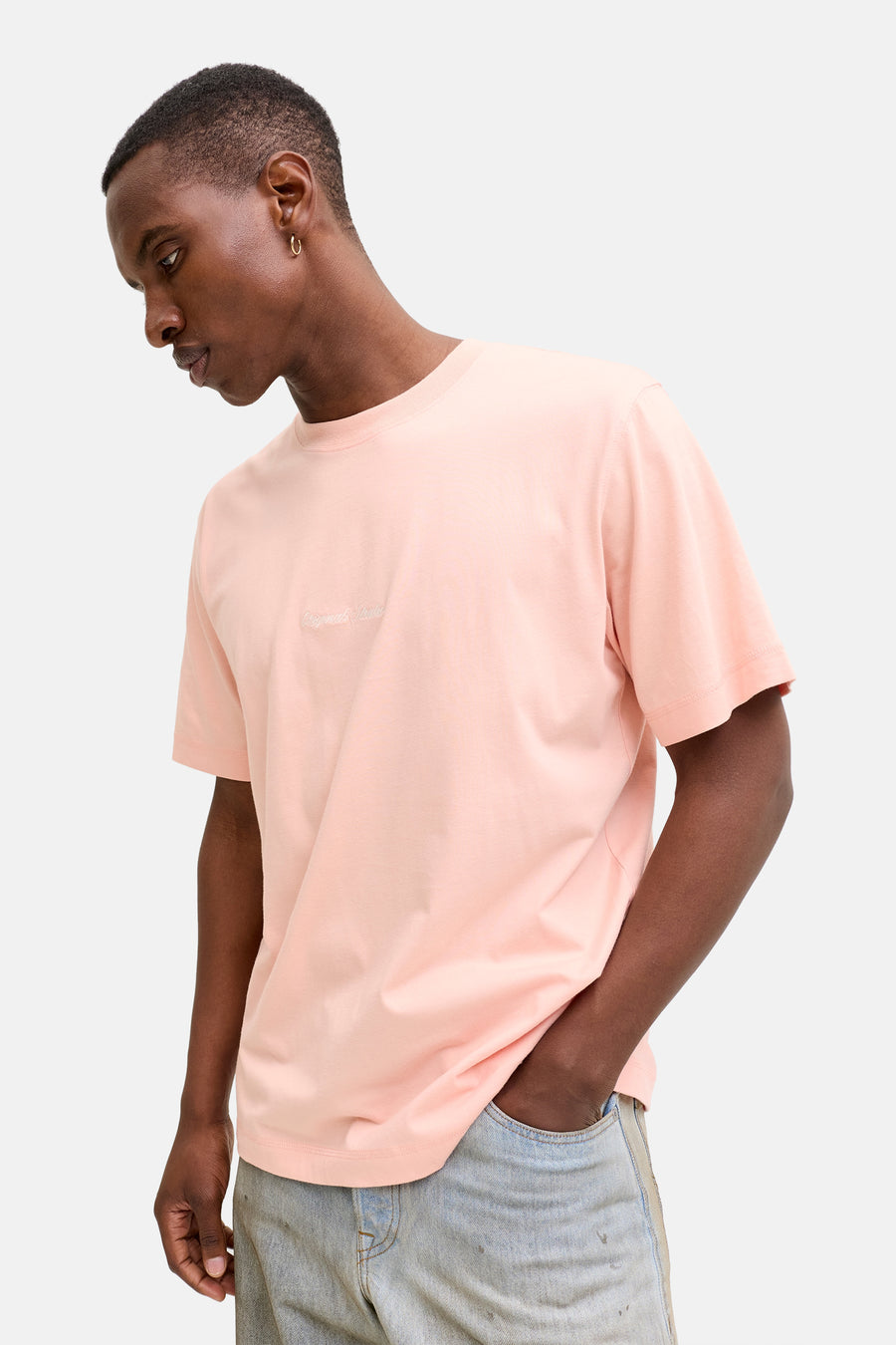 Roze T-shirt met korte mouwen van Originals by JACK & JONES, met discreet logo en gedragen met een casual spijkerbroek.