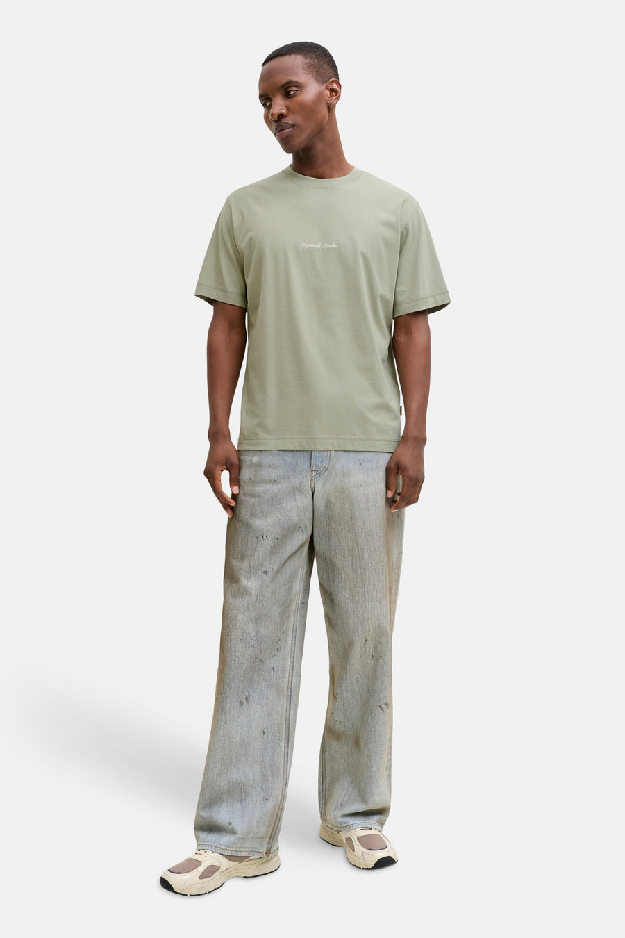 T-shirt à manches courtes vert par Originals by Jack & Jones, porté avec un jean délavé et des chaussures de sport.