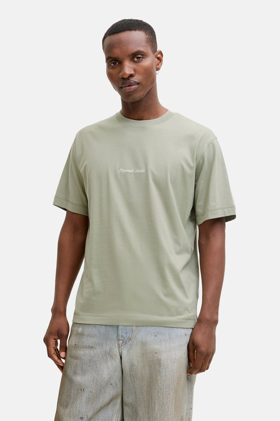 T-shirt à manches courtes vert d'Originals by Jack & Jones, porté avec un jean délavé.