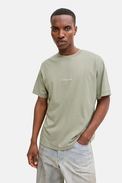 T-shirt à manches courtes vert d'Originals by Jack & Jones, porté avec un jean délavé.