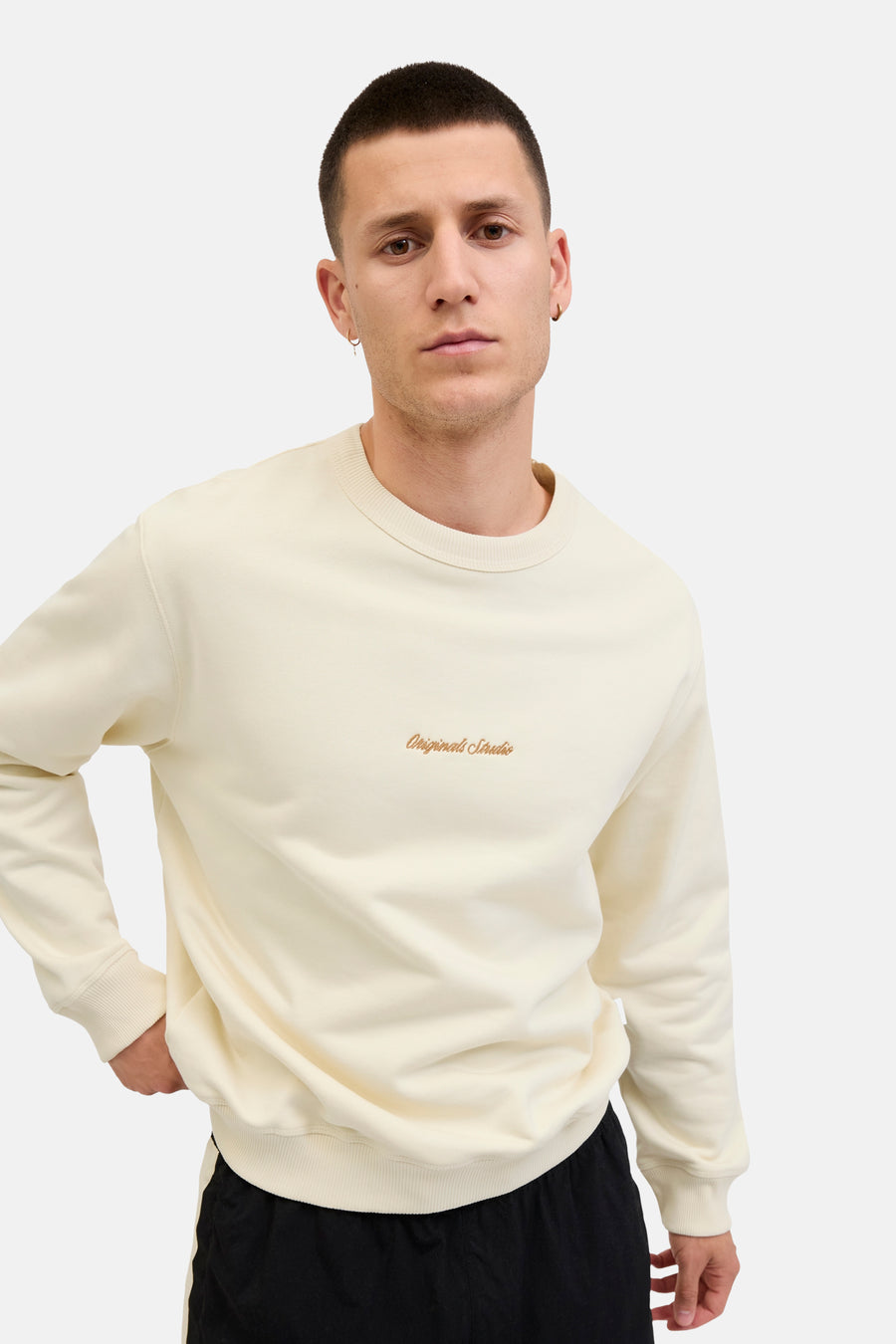 Ecru ronde hals sweatshirt van Originals by Jack & Jones met geborduurd merklogo op de voorkant.