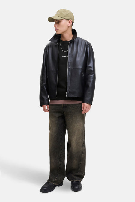 Zwarte rondehals sweatshirt van ORIGINALS BY JACK & JONES, gedragen met een leren jasje en een hoed.