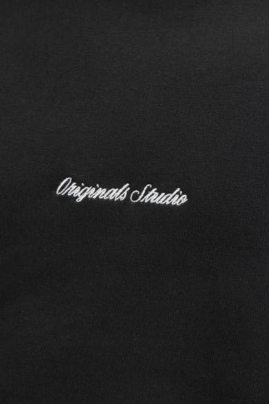Zwarte rondehals sweatshirt van ORIGINALS BY JACK & JONES met "Originals Studio" borduursel linksonder.