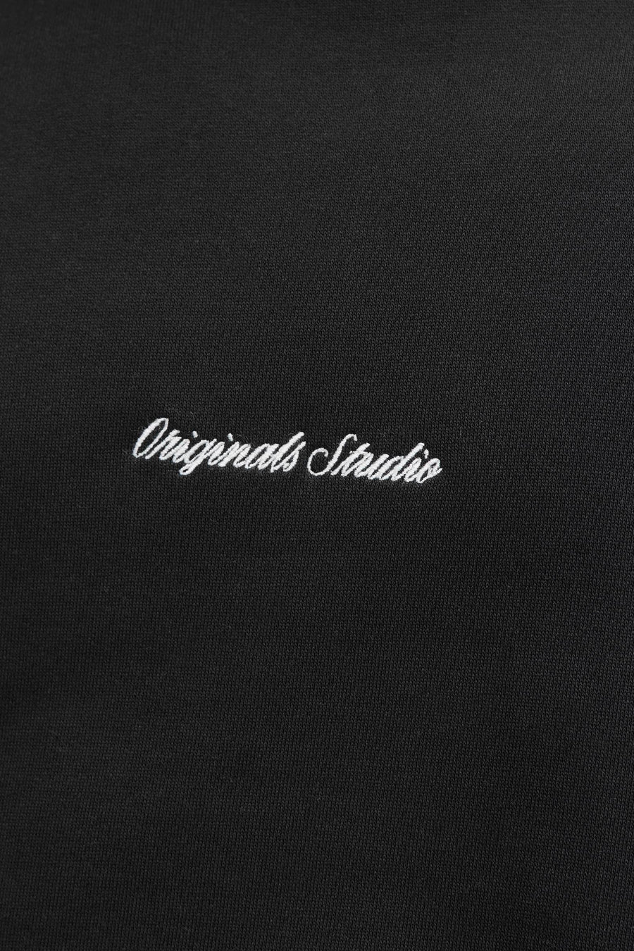 Zwarte rondehals sweatshirt van ORIGINALS BY JACK & JONES met "Originals Studio" borduursel linksonder.