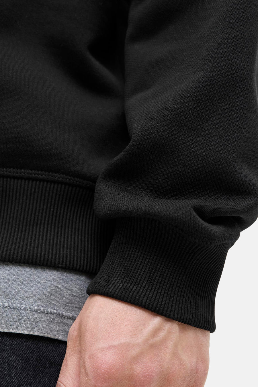 Zwarte rondehals sweatshirt van ORIGINALS BY JACK & JONES, met geribde boorden bij de pols en een grijze T-shirt overlay.