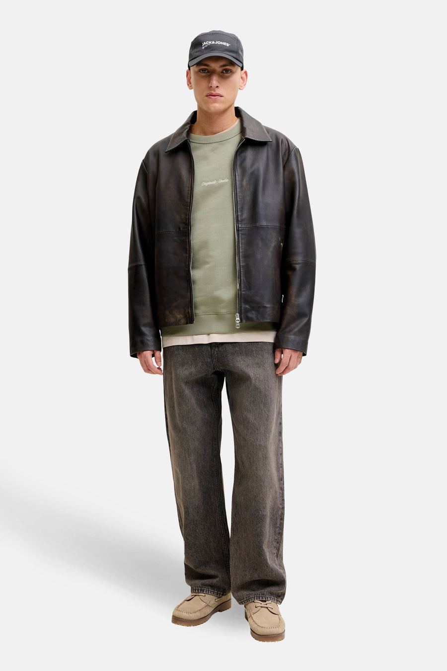 Groen sweatshirt van ORIGINALS BY JACK & JONES, gedragen met een leren jasje en een donkergrijze broek.
