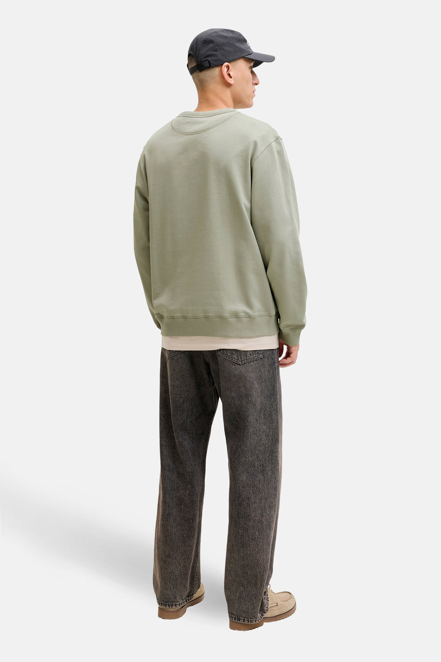 Groene rondehals sweatshirt van ORIGINALS BY JACK & JONES, gedragen met een T-shirt en een donkergrijze jeans.
