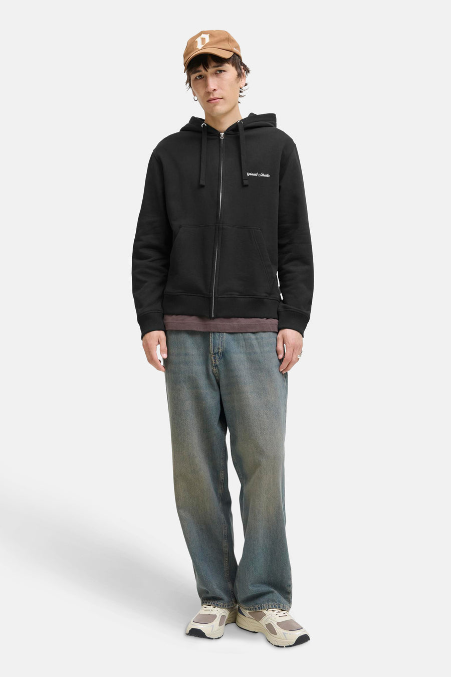 Zwarte rits-sweatshirt van PREMIUM by JACK & JONES gedragen met een wijde jeans en beige sneakers.