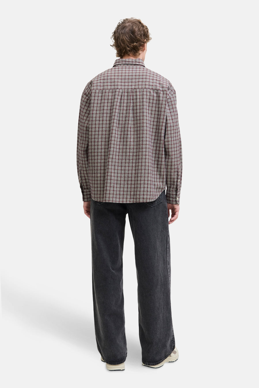 Rood geruit overhemd met lange mouwen van PREMIUM by JACK & JONES, gedragen met een wijde zwarte jeans.
