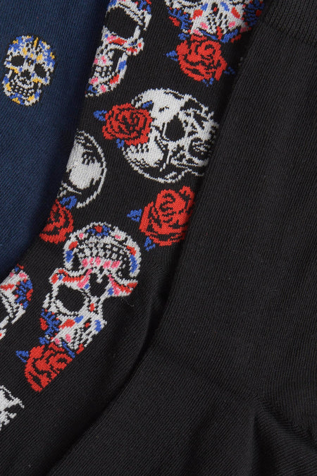 Lot de chaussettes multicolores par Accessories by Jack & Jones, avec motifs têtes de mort et roses.