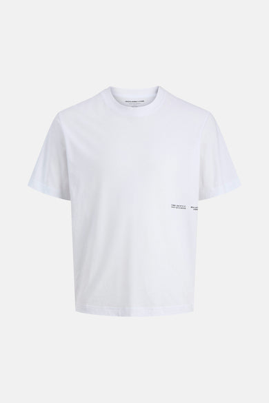 T-shirt à manches courtes blanc de JACK & JONES, avec un imprimé discret sur le devant.
