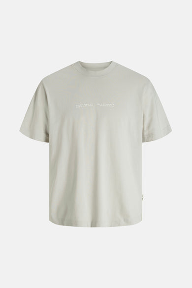 T-shirt à manches courtes gris par JACK & JONES, avec un imprimé discret sur le devant.