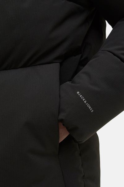 Veste de pluie noire par ORIGINALS BY JACK & JONES avec une texture quadrillée et un logo imprimé sur la manche.
