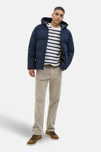 Blauwe regenjas van ORIGINALS BY JACK & JONES, gedragen met een gestreepte trui en een beige broek.