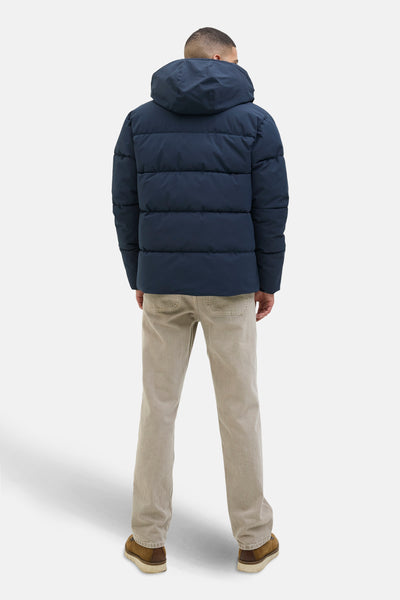 Blauwe regenjas van ORIGINALS BY JACK & JONES, gedragen met een beige broek en bruine schoenen, achterzicht.