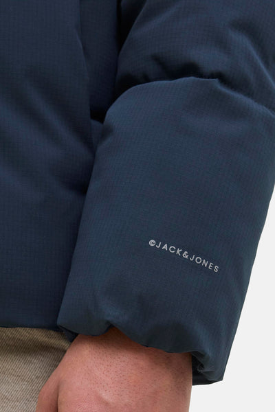 Imperméable bleu marine de Originals by Jack & Jones, avec le logo de la marque sur la manche.