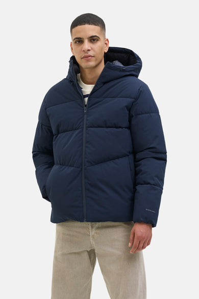 Blauwe regenjas van ORIGINALS BY JACK & JONES, gewatteerde stijl met capuchon en ritssluiting.