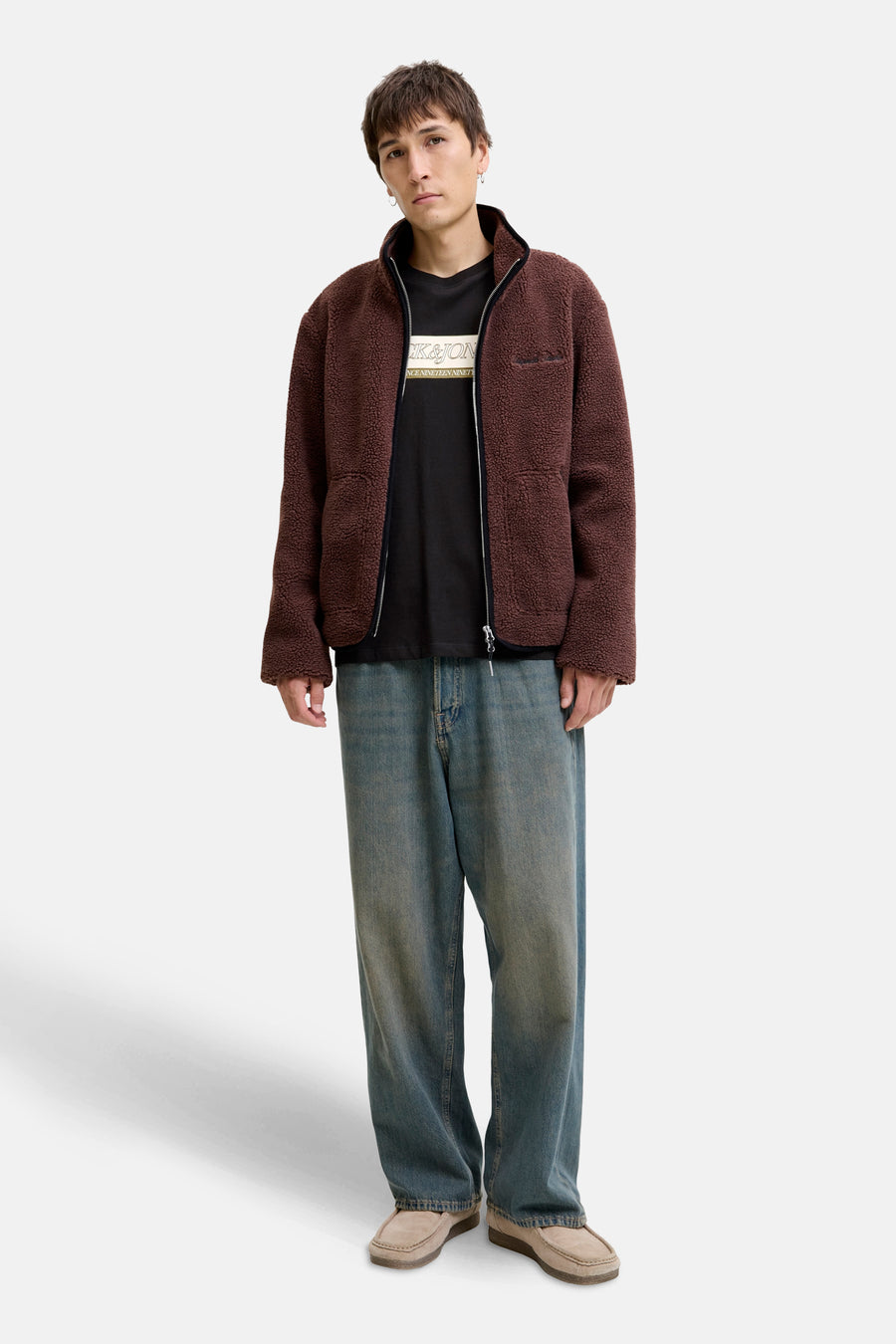 Zwart T-shirt met korte mouwen van ORIGINALS BY JACK & JONES, gedragen met een bruine fleecetrui en een wijde blauwe spijkerbroek.