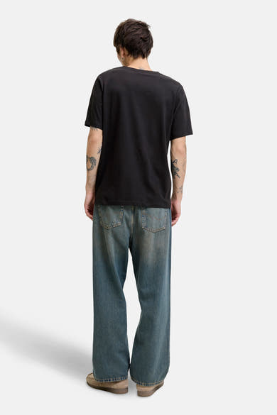 Zwart T-shirt met korte mouwen van ORIGINALS BY JACK & JONES, gedragen met een wijde jeans en casual schoenen.