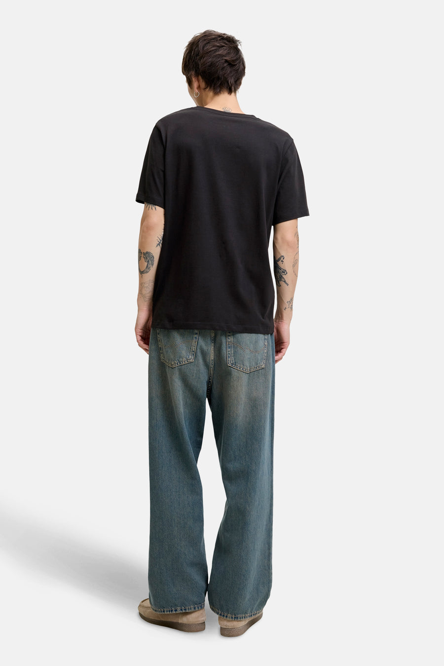 Zwart T-shirt met korte mouwen van ORIGINALS BY JACK & JONES, gedragen met een wijde jeans en casual schoenen.