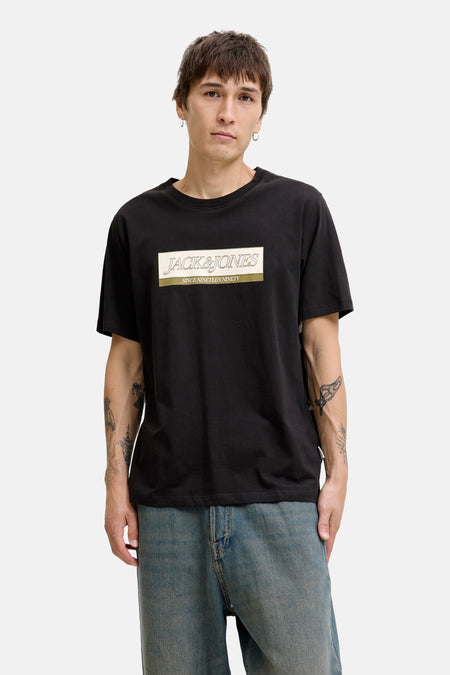 Zwart T-shirt met korte mouwen van ORIGINALS BY JACK & JONES, met grafisch logo op de voorkant, gedragen met een wijde blauwe jeans.