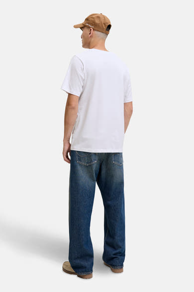 Wit T-shirt met korte mouwen van ORIGINALS BY JACK & JONES, gedragen met een hoed en een wijde jeans.
