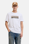 Wit T-shirt met korte mouwen van ORIGINALS BY JACK & JONES, gedragen met een blauwe jeans en een bruine pet.