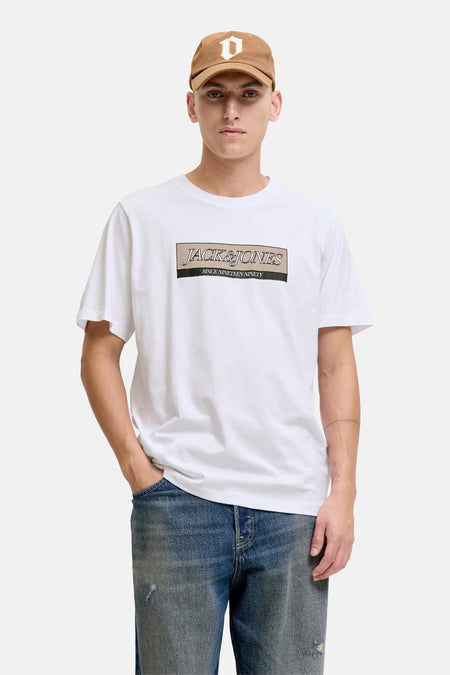 Wit T-shirt met korte mouwen van ORIGINALS BY JACK & JONES, gedragen met een blauwe jeans en een bruine pet.