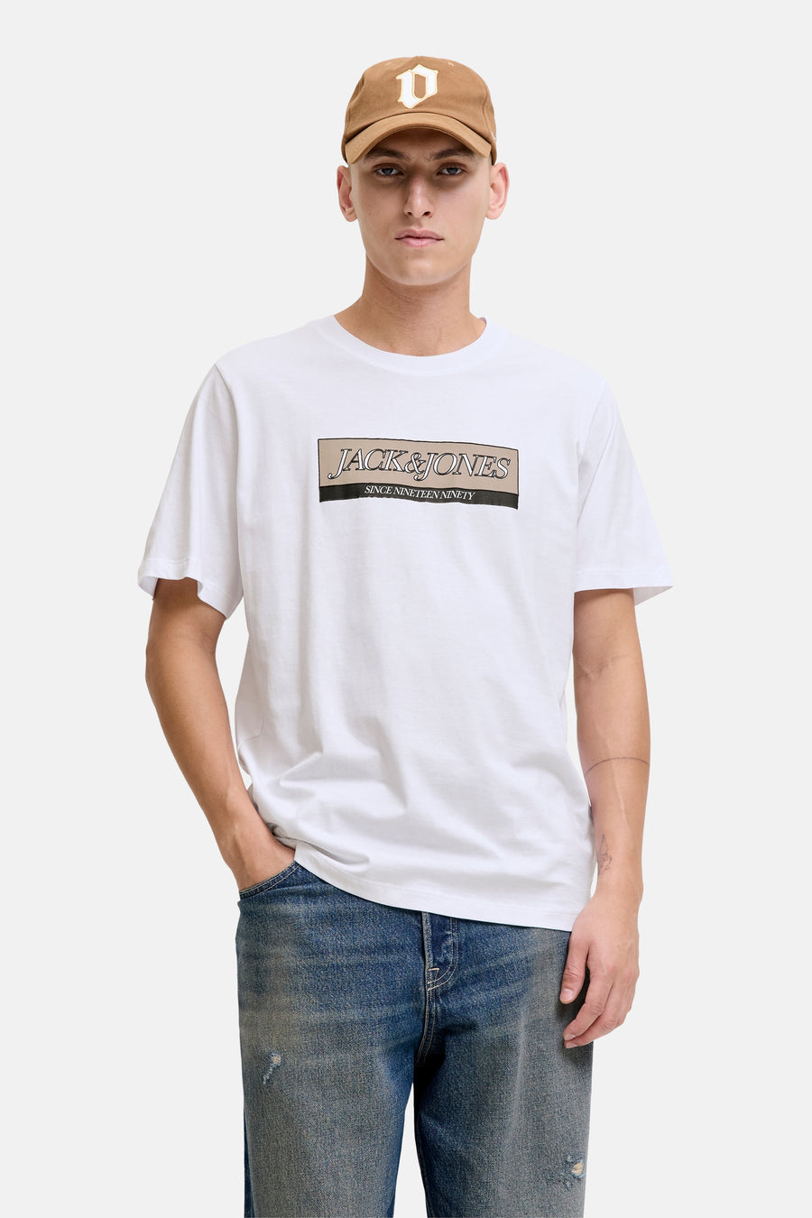 Wit T-shirt met korte mouwen van ORIGINALS BY JACK & JONES, gedragen met een blauwe jeans en een bruine pet.