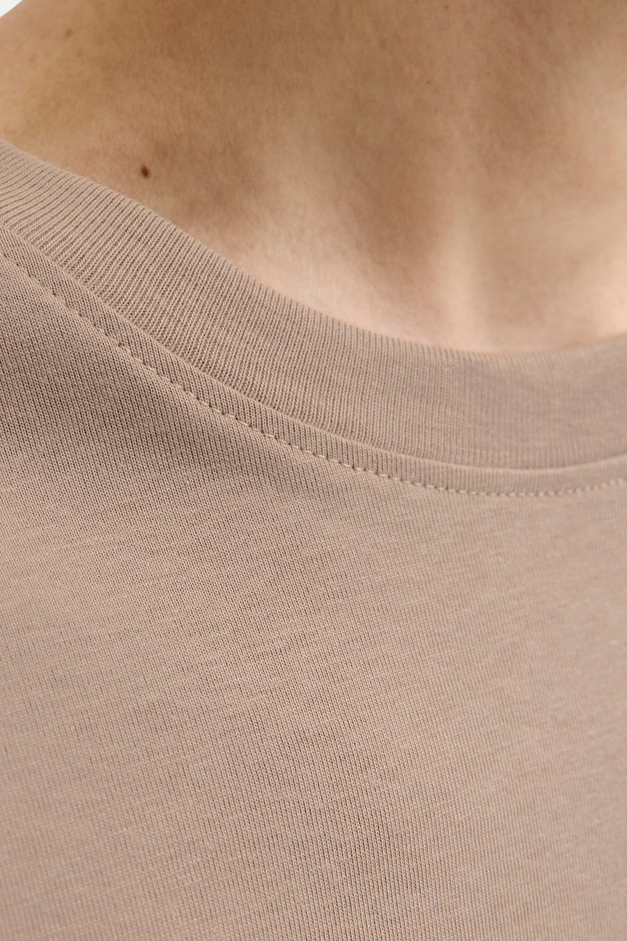 Beige T-shirt met korte mouwen van ORIGINALS BY JACK & JONES, van getextureerd katoenen jersey, nauwsluitende hals.