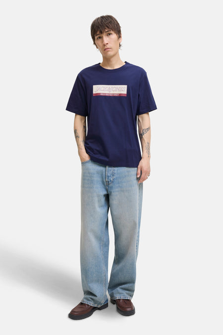 Blauw T-shirt met korte mouwen van ORIGINALS BY JACK & JONES, met een logo op de voorkant, gedragen met een wijde jeans.