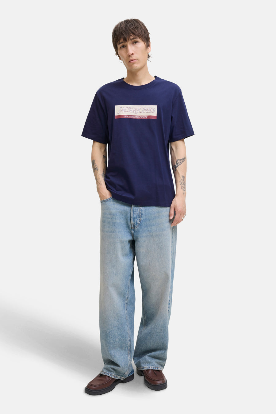Blauw T-shirt met korte mouwen van ORIGINALS BY JACK & JONES, met een logo op de voorkant, gedragen met een wijde jeans.