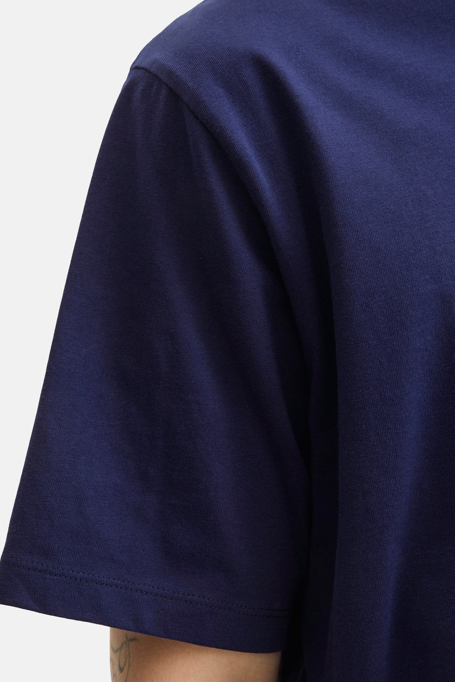 Marineblaues T-Shirt mit kurzen Ärmeln von ORIGINALS BY JACK & JONES, mit Jersey-Struktur und genähtem Ärmelsaum.