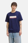 Blauw T-shirt met korte mouwen van ORIGINALS BY JACK & JONES, met een grafische print op de voorkant, gedragen met een lichtblauwe jeans.