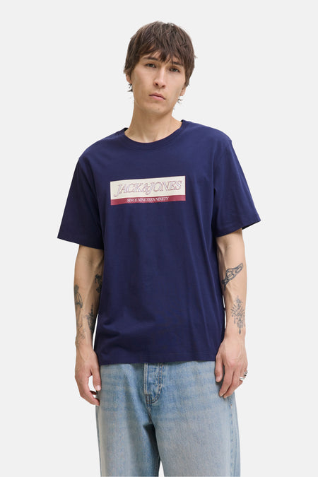 Blauw T-shirt met korte mouwen van ORIGINALS BY JACK & JONES, met een grafische print op de voorkant, gedragen met een lichtblauwe jeans.