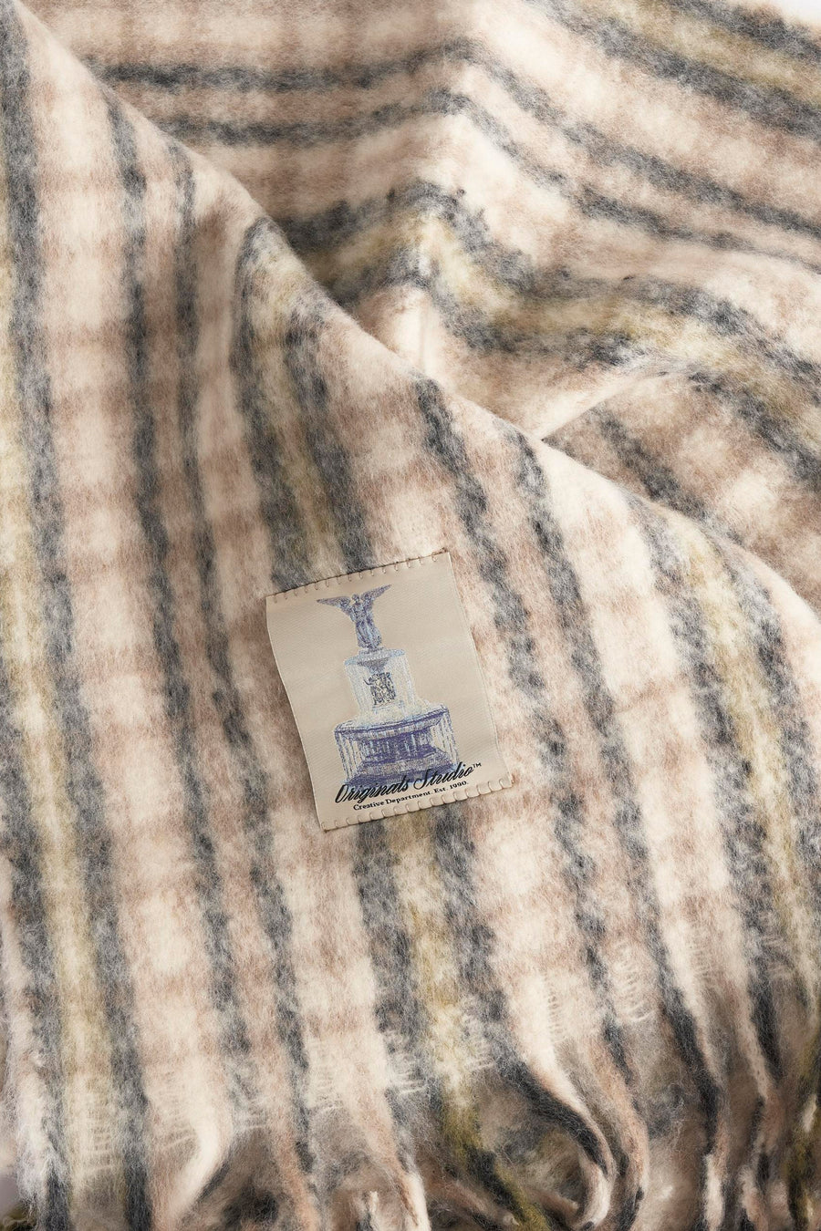 Beige sjaal in geruite stof van ACCESSORIES BY JACK & JONES, met een decoratief opgestikt label.