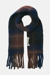 Multikleurige sjaal van ACCESSORIES BY JACK & JONES, opgerold met zichtbare franjes.