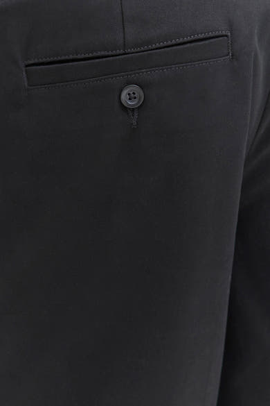 Zwarte chino broek van JACK & JONES JEANS INTELLIGENCE met een knoopzak aan de achterkant.