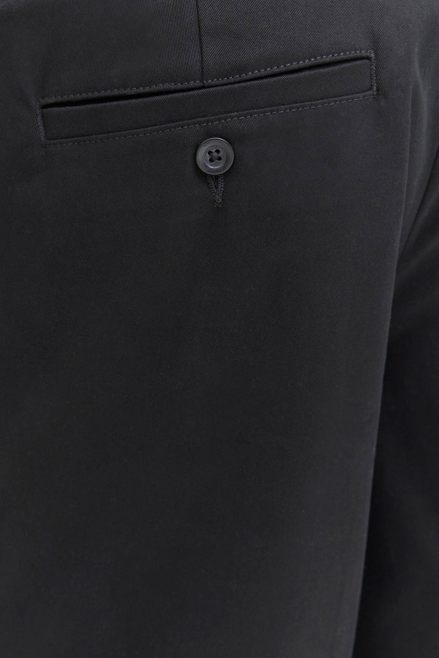 Zwarte chino broek van JACK & JONES JEANS INTELLIGENCE met een knoopzak aan de achterkant.