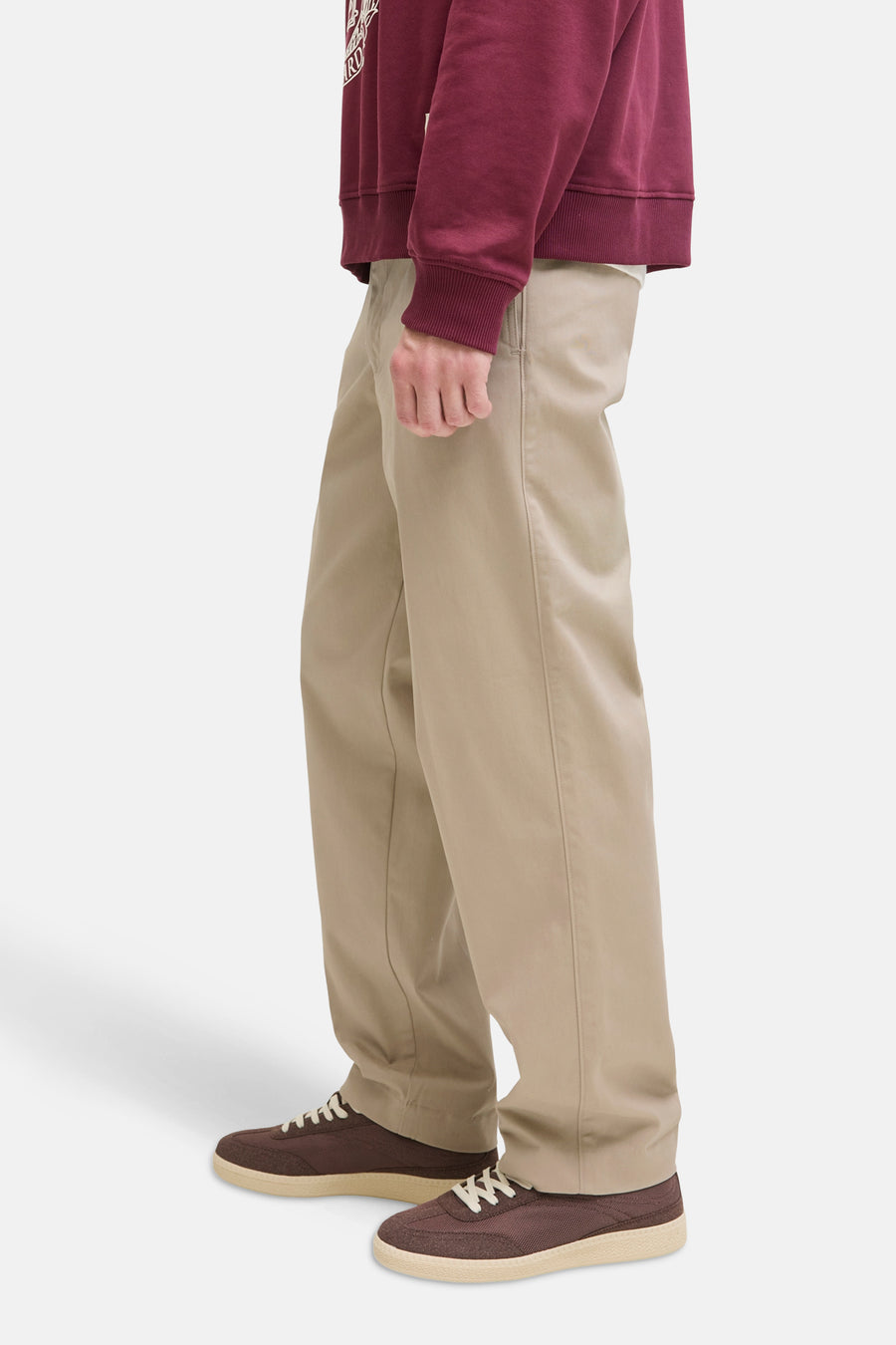 Chino beige de JACK & JONES JEANS INTELLIGENCE, pantalon décontracté porté avec un sweat-shirt bordeaux et des baskets marron