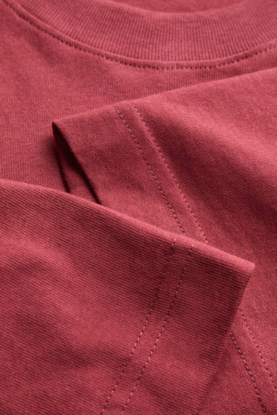 T-shirt bordeaux à manches courtes de PREMIUM by JACK & JONES, détail du col rond et des coutures.