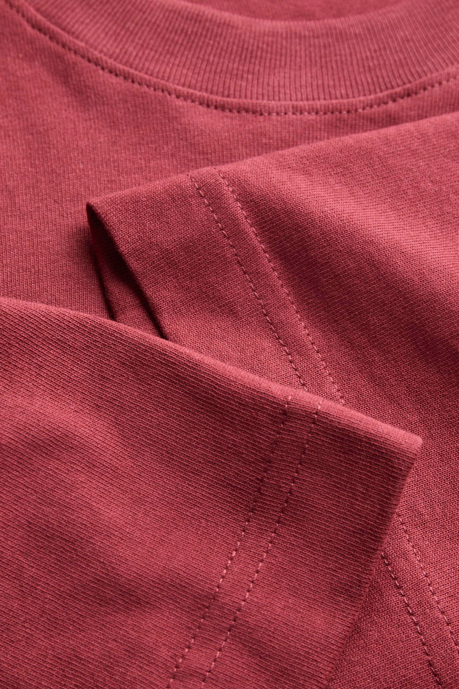 T-shirt bordeaux à manches courtes de PREMIUM by JACK & JONES, détail du col rond et des coutures.